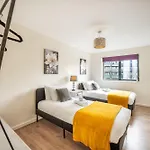 Stunning 2 Bed Flat With Balcony