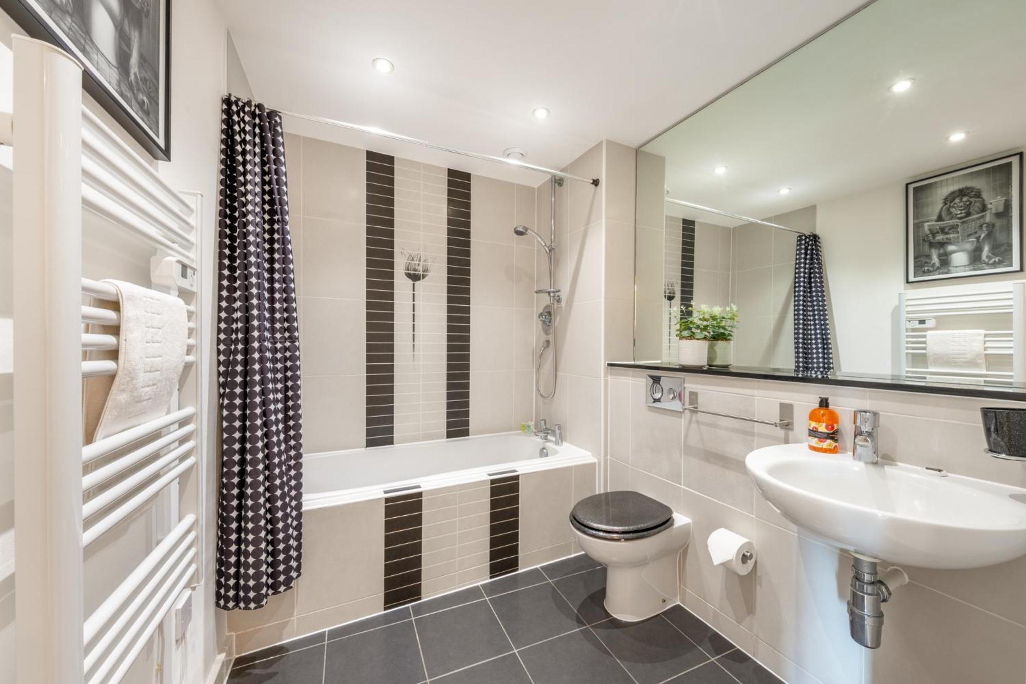 Stunning 2 Bed Flat With Balcony