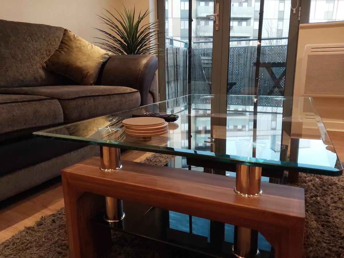 Stunning 2 Bed Flat With Balcony *