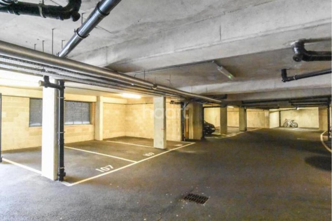 Stunning 2 Bed Flat With Balcony