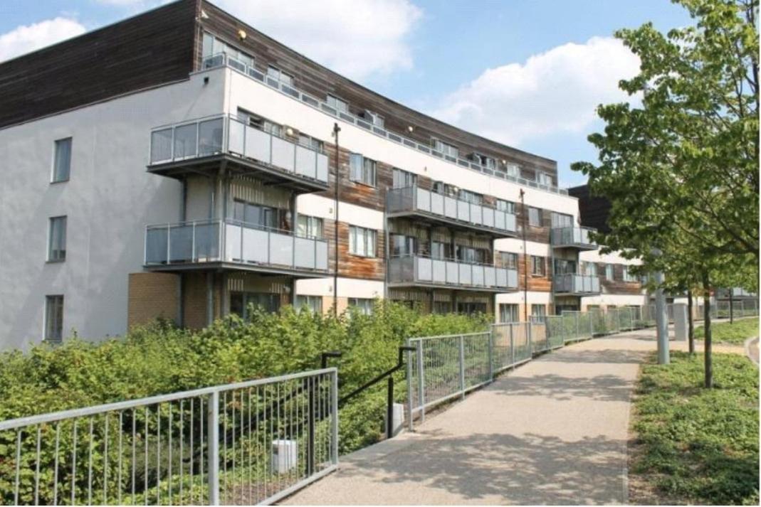Stunning 2 Bed Flat With Balcony *