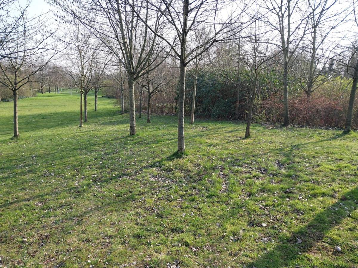 Stunning 2 Bed Flat With Balcony *